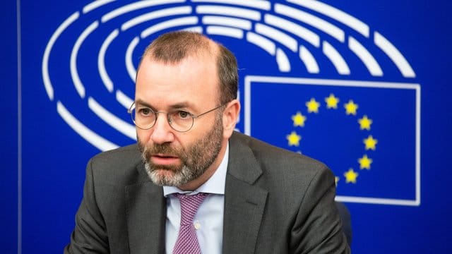 Der CSU-Europaabgeordnete Manfred Weber bezeichnete die britische Drohung mit dem Abbruch der Verhandlungen als "politisches Theater".