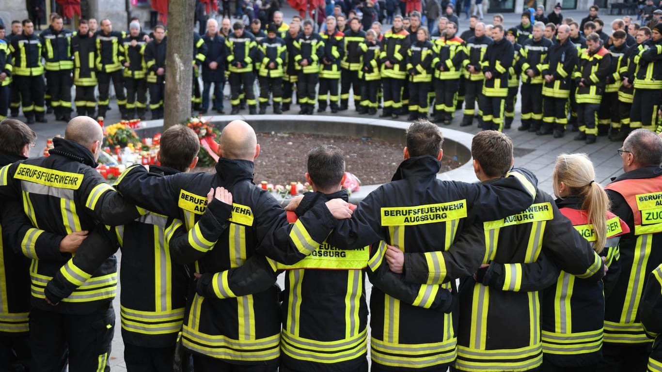 Trauer am Königsplatz Augsburg: Feuerwehrleute gedenken am 8. Dezember 2019 ihrem getöteten Kollegen.