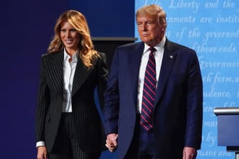 Melania und Donald Trump nach dem TV-Duell: Die First Lady musste einen Wahlkampfauftritt wegen Hustens absagen.
