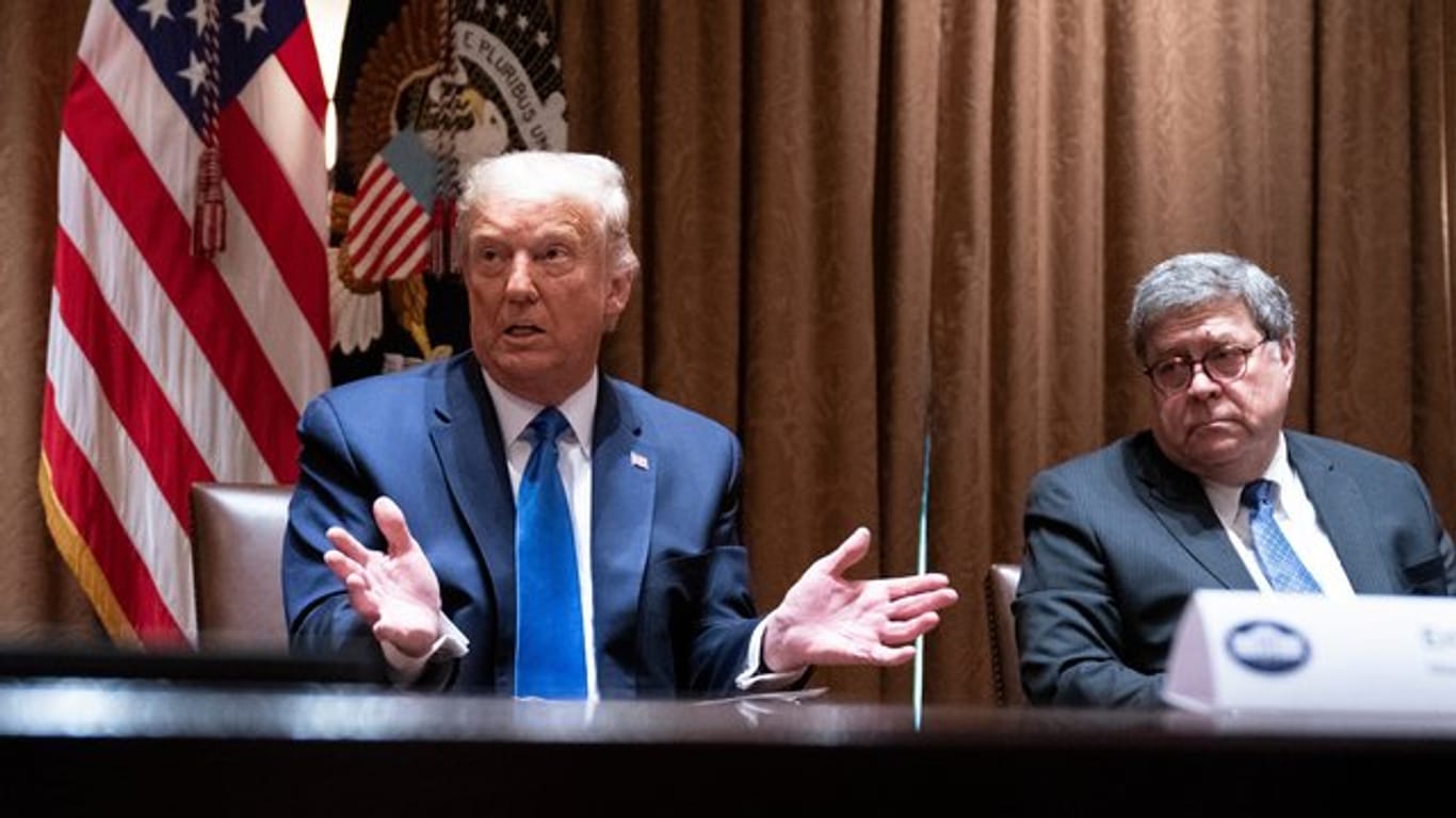Donald Trump und Justizminister William Barr (r) bei einem Treffen im September: Der amtierende US-Präsident will das Zepter nicht abgeben.
