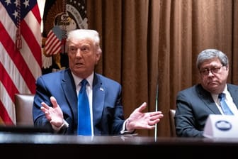 Donald Trump und Justizminister William Barr (r) bei einem Treffen im September: Der amtierende US-Präsident will das Zepter nicht abgeben.
