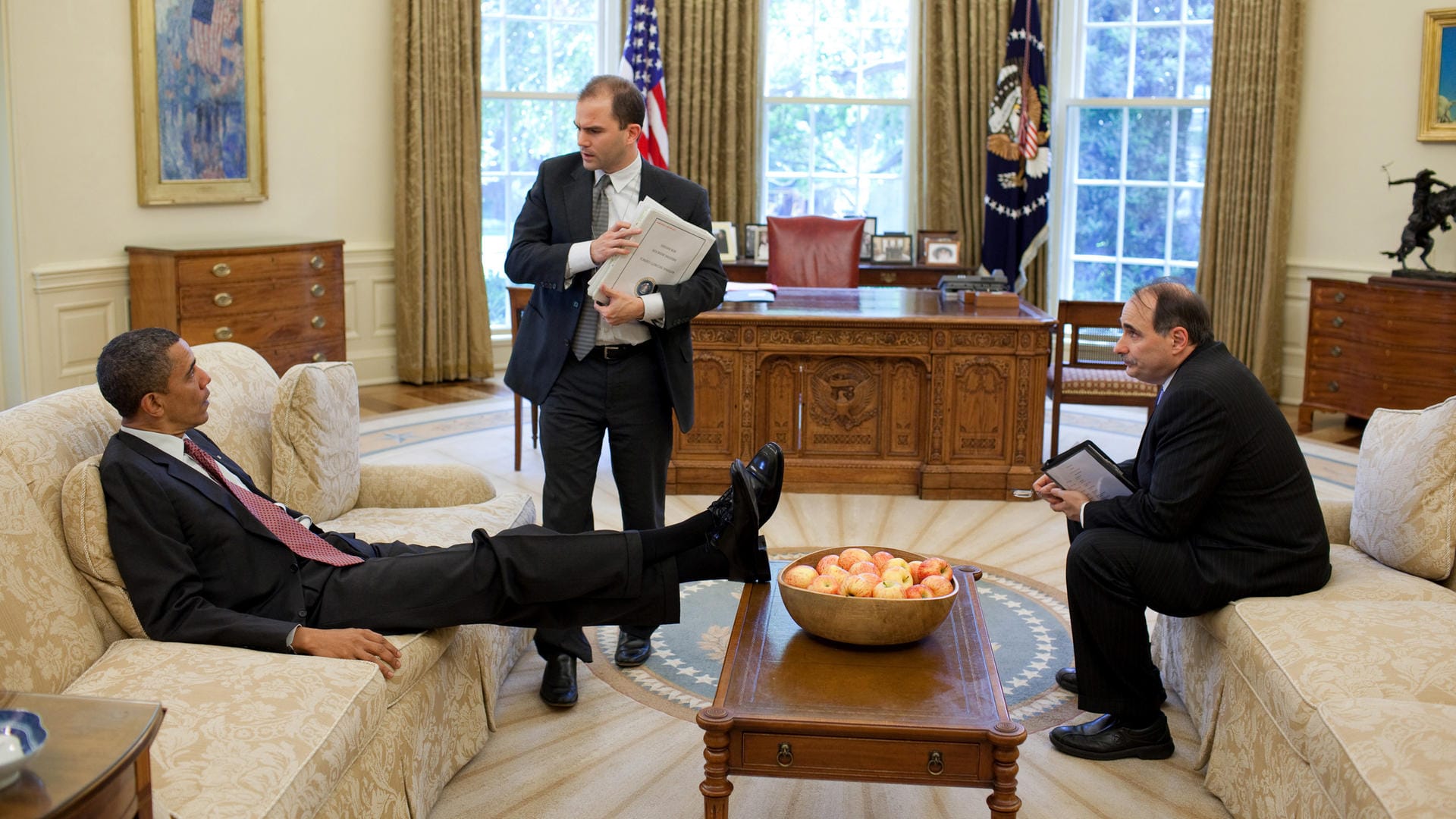 Besprechung im Oval Office (Juni 2010): Ben Rhodes (M.) mit Barack Obama und Berater David Axelrod.