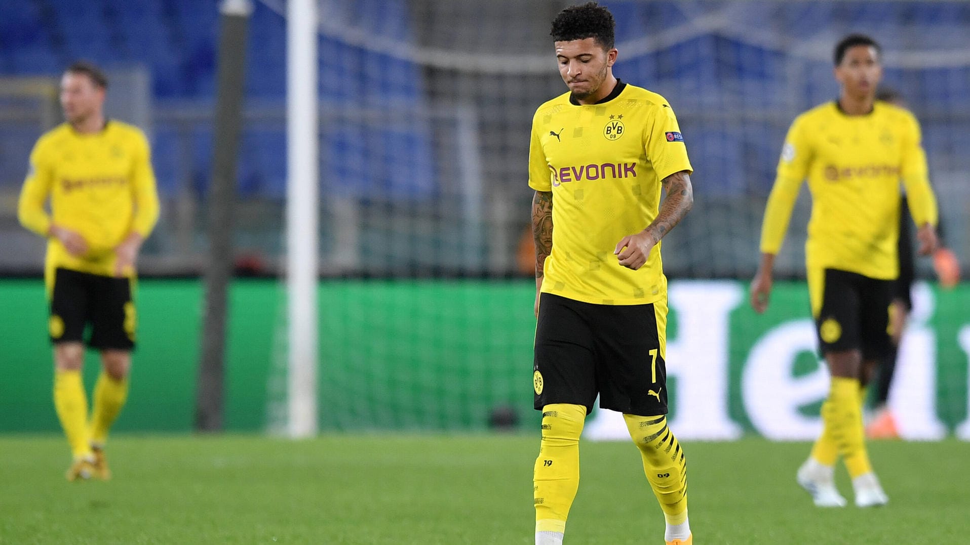 Niedergeschlagen: Jadon Sancho und seine Dortmunder Teamkollegen im Spiel bei Lazio Rom.