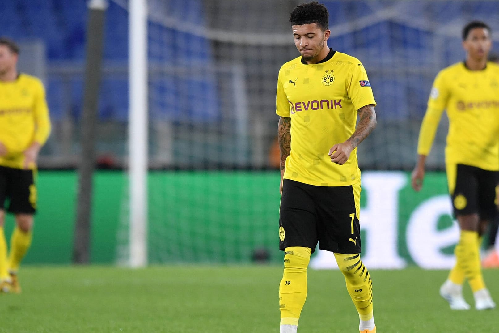 Niedergeschlagen: Jadon Sancho und seine Dortmunder Teamkollegen im Spiel bei Lazio Rom.