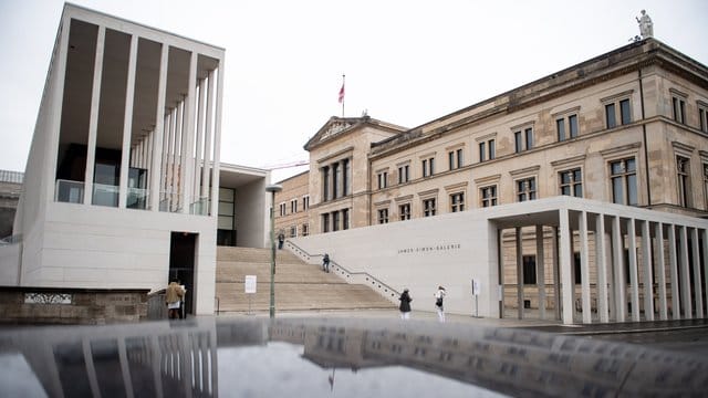 Besucher stehen am Eingang der Museumsinsel, der James Simon Galerie, vor dem Neuen Museum.