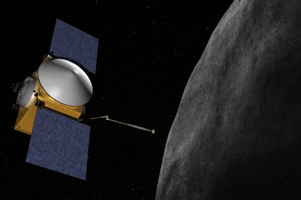 Eine grafische Darstellung zeigt die Nasa-Sonde Osiris-Rex (l), die sich dem Asteroiden Bennu nähert.
