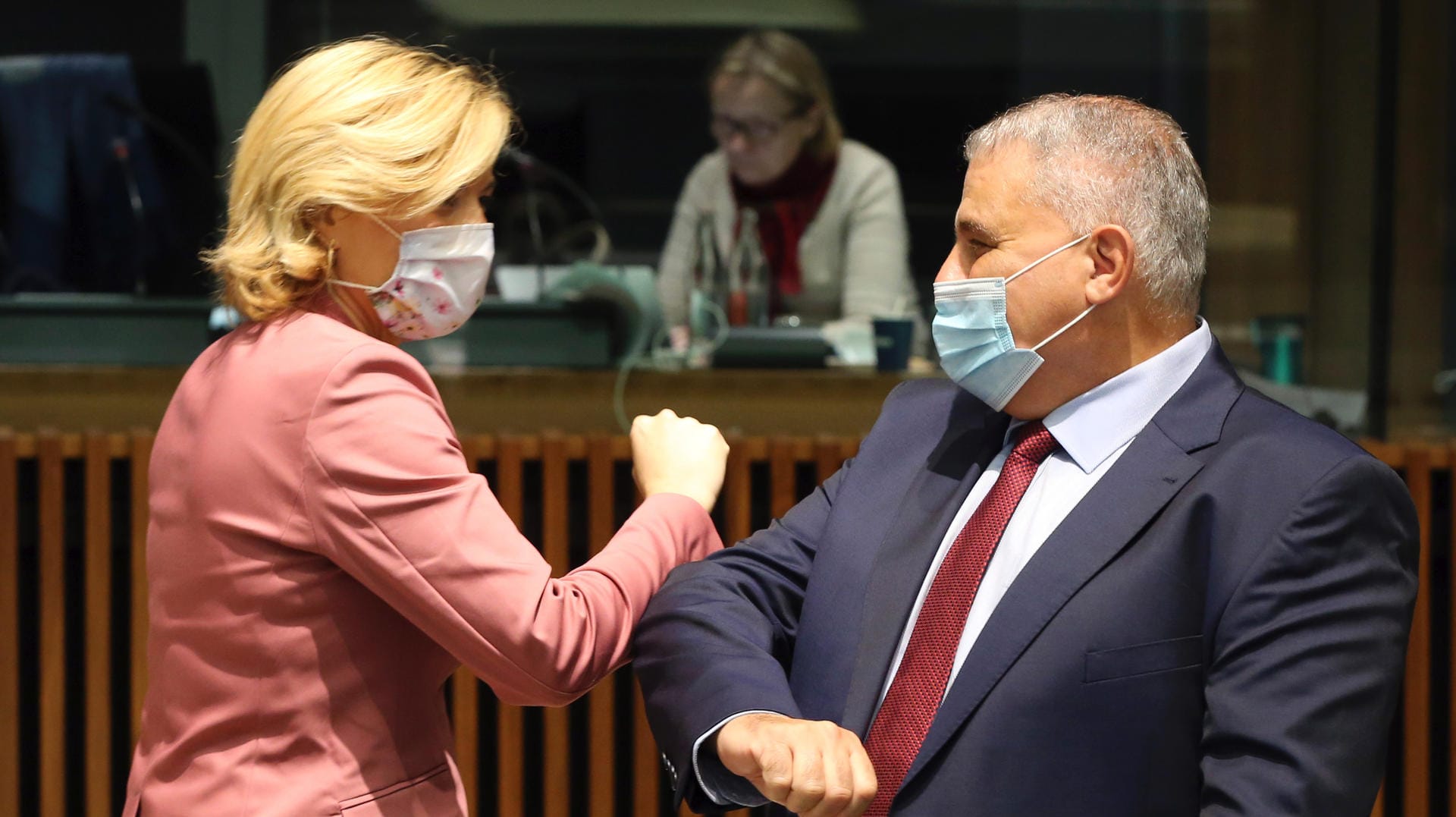 Julia Klöckner (l,CDU), Bundeslandwirtschaftsministerin, und Anton Refalo (r), Landwirtschaftsminister von Malta: Die Beratungen der EU-Landwirtschaftsminister gehen bis tief in die Nacht.