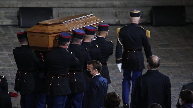Der Sarg des ermordeten Lehrers Samuel Paty wird während der nationalen Gedenkveranstaltung in den Hof der Universität Sorbonne getragen. Der Sarg des ermordeten Lehrers Samuel Paty wird während der nationalen Gedenkveranstaltung in den Hof der Universität Sorbonne getragen.