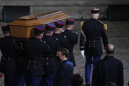 Der Sarg des ermordeten Lehrers Samuel Paty wird während der nationalen Gedenkveranstaltung in den Hof der Universität Sorbonne getragen.