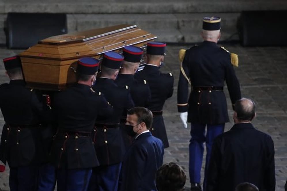 Der Sarg des ermordeten Lehrers Samuel Paty wird während der nationalen Gedenkveranstaltung in den Hof der Universität Sorbonne getragen.