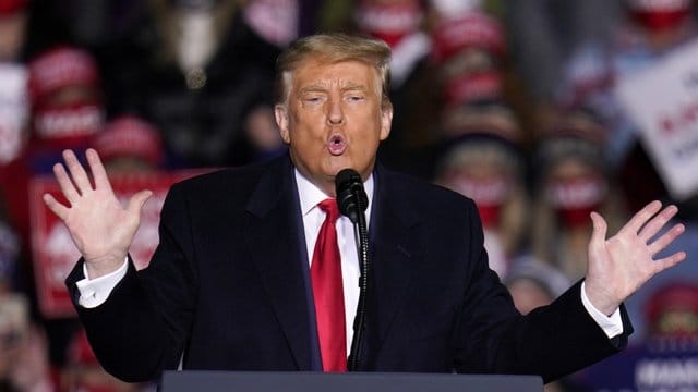 US-Präsident Donald Trump beschwert sich über ein aus seiner Meinung "parteiisch" geführtes Interview. US-Präsident Donald Trump beschwert sich über ein aus seiner Meinung "parteiisch" geführtes Interview.