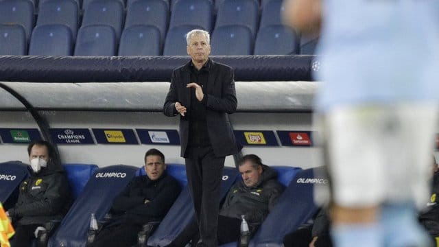 Dortmunds Trainer Lucien Favre zeigt sich nach dem Spiel in Rom enttäuscht von der Leistung seines Teams. Dortmunds Trainer Lucien Favre zeigt sich nach dem Spiel in Rom enttäuscht von der Leistung seines Teams.