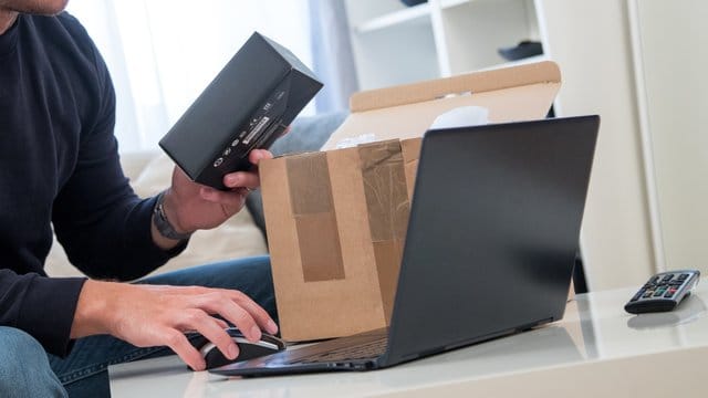 Wer online gekaufte Sachen wieder zurückschicken will, muss sich an den Händler wenden. Wer online gekaufte Sachen wieder zurückschicken will, muss sich an den Händler wenden.
