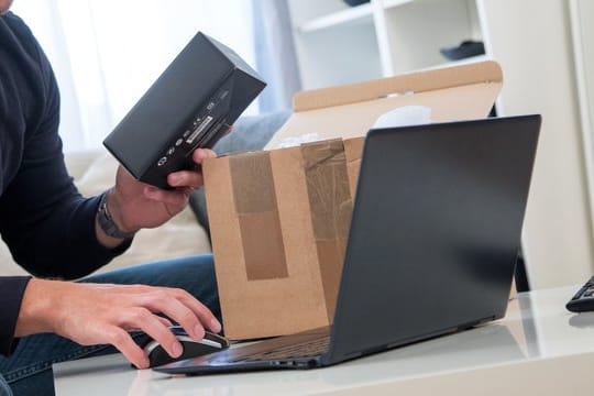 Wer online gekaufte Sachen wieder zurückschicken will, muss sich an den Händler wenden.