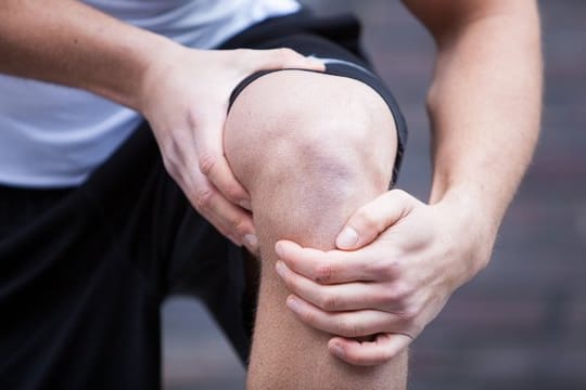 Bakerzyste: In der Regel entstehen Ausstülpungen durch Verletzungen wie Meniskusrisse oder Verschleißerscheinungen wie Arthrose.