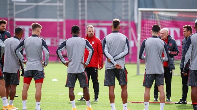 Bayern-Trainer Hansi Flick (M) muss vorerst auf Serge Gnabry verzichten. Bayern-Trainer Hansi Flick (M) muss vorerst auf Serge Gnabry verzichten.