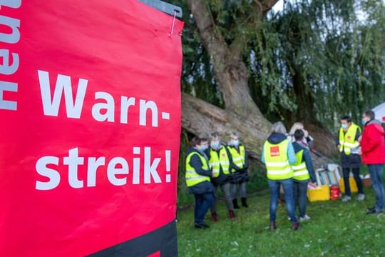 Mitglieder der Gewerkschaft Verdi machen mit einem Warnstreik weiter Druck auf die Arbeitgeber.