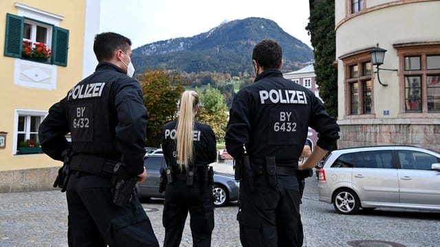 Polizisten überprüfen die Einhaltung der Ausgangsbeschränkungen im Landkreis Berchtesgadener Land.