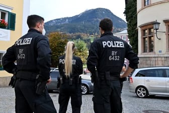 Polizisten überprüfen die Einhaltung der Ausgangsbeschränkungen im Landkreis Berchtesgadener Land.