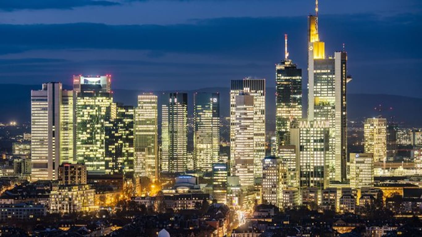 Frankfurter Skyline in der Abenddämmerung (Symbolbild): In der Stadt sollen neue Hochhäuser gebaut werden.