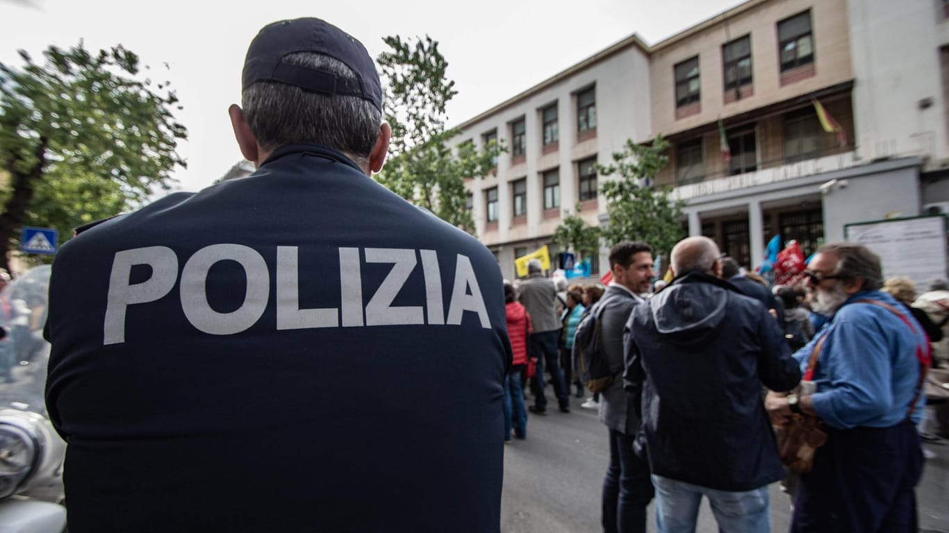 Sizilien: Die Polizei konnte den Mafiaboss Denaro bisher nicht festnehmen. Dennoch sprach das Gericht nun eine Strafe aus.