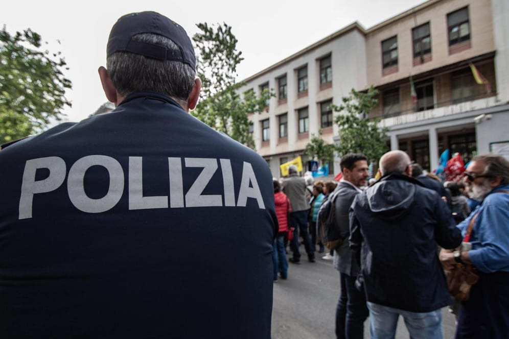 Sizilien: Die Polizei konnte den Mafiaboss Denaro bisher nicht festnehmen. Dennoch sprach das Gericht nun eine Strafe aus.