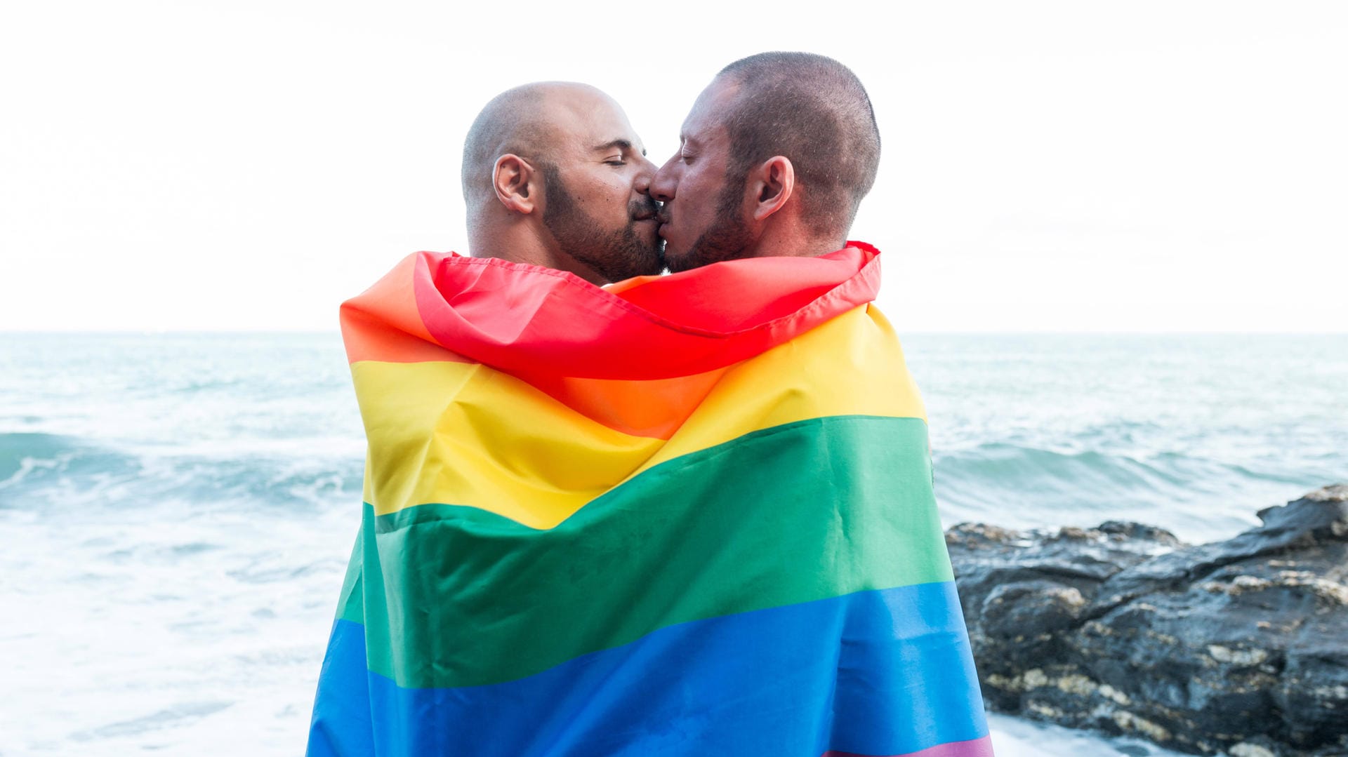 Spanien: Ein Mann soll 3.000 Euro Strafe zahlen, weil er seiner damaligen Frau nicht gesgat hatte, dass er bisexuell ist. Sogar der Staatsanwalt hatte sich für die Verwerfung der Anklage ausgesprochen. (Symbolbild)