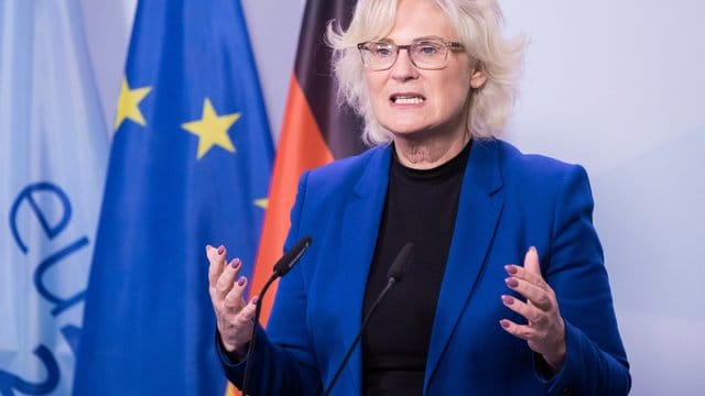 "Um diese Gräueltaten mit aller Kraft zu bekämpfen und Kinder besser zu schützen, haben wir ein umfassendes Paket beschlossen": Christine Lambrecht. "Um diese Gräueltaten mit aller Kraft zu bekämpfen und Kinder besser zu schützen, haben wir ein umfassendes Paket beschlossen": Christine Lambrecht.