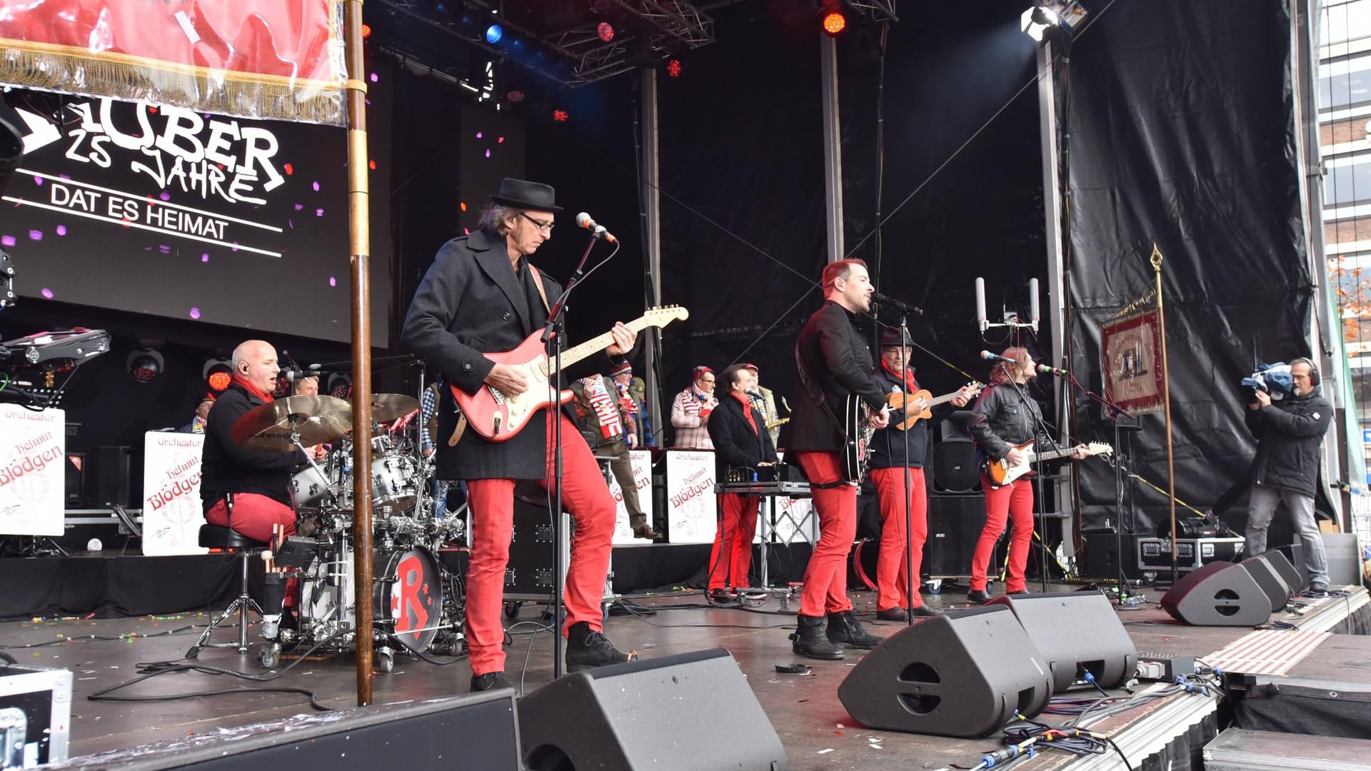 Die Räuber spielen auf einer Bühne (Symbolbild): Heute tritt die Karnevalsband vor dem Düsseldorfer Landtag auf. Die Räuber spielen auf einer Bühne (Symbolbild): Heute tritt die Karnevalsband vor dem Düsseldorfer Landtag auf.