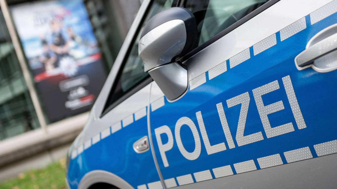 Ein Auto mit dem Schriftzug Polizei (Symbolbild): In Düsseldorf konnten Ladendiebe mit Hilfe eines Passanten und eines Polizisten in Freizeit gestellt werden.