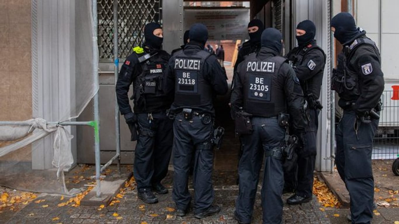 Polizisten stehen am Eingang einer Moschee in Kreuzberg: In der Moschee hat eine Razzia stattgefunden.