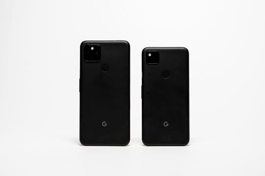 Größer und günstiger: Das Pixel 4a (links) hat etwas mehr Display als das Pixel 5 (rechts).