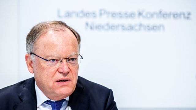 Der SPD-Politiker Stephan Weil während einer Pressekonferenz im Landtag.