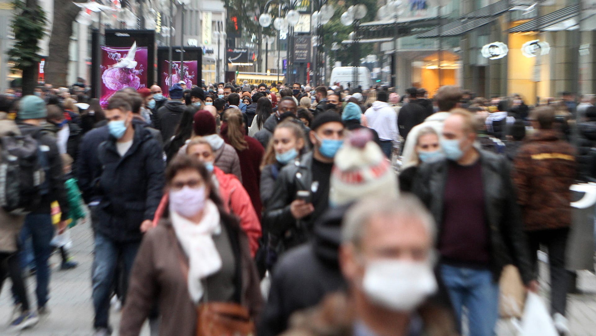 Eine Einkaufsstraße in Köln: Den meisten Verbrauchern ist aufgefallen, dass die Preise für Waren gesunken sind – auch wenn sie deshalb nicht automatisch mehr einkaufen.