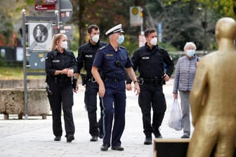 Polizei kontrolliert die Ausgangssperre im Berchtesgadener Land: In dem bayerischen Landkreis gibt es seit Montag erneut einen Corona-Lockdown.