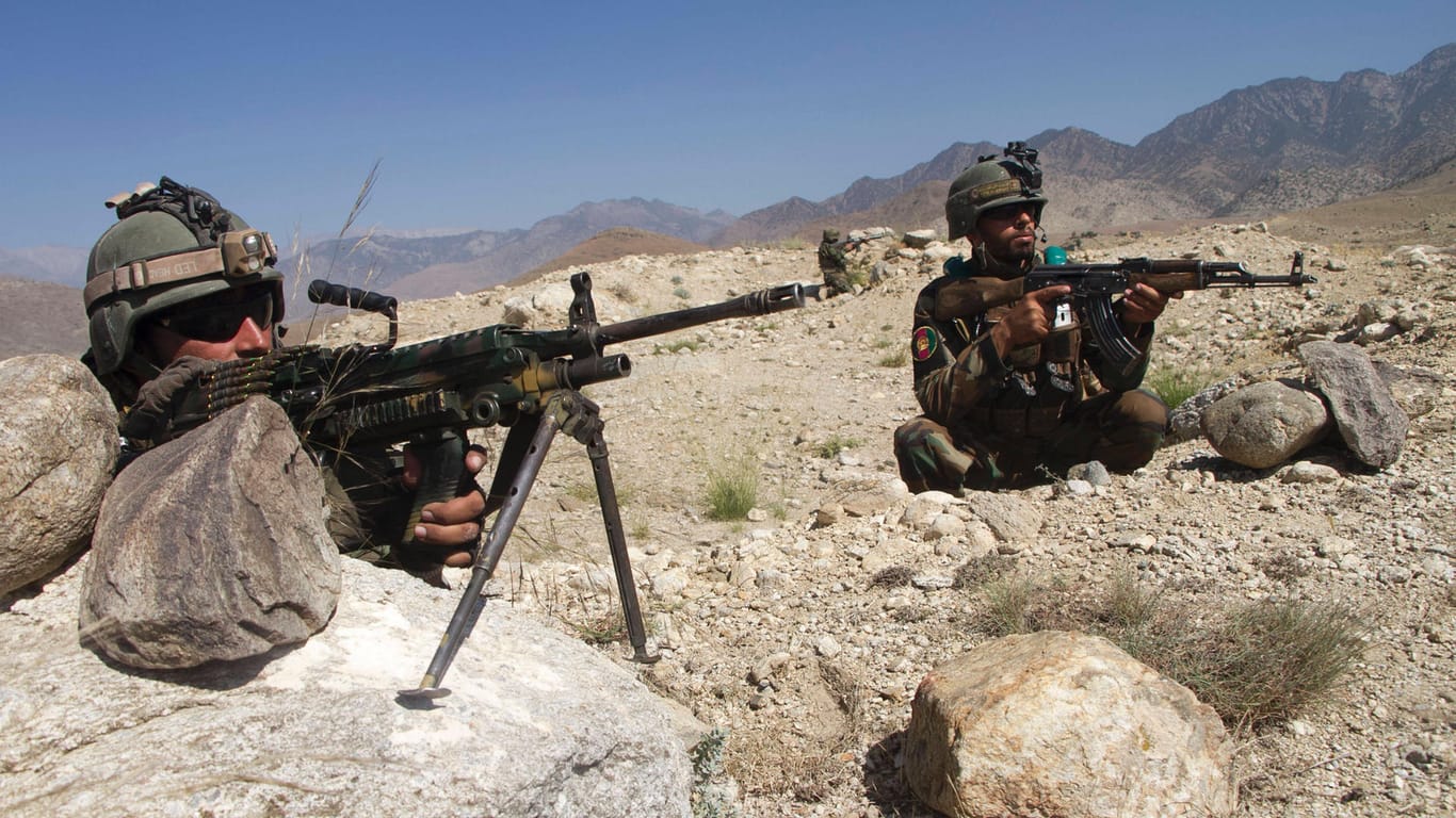 Afghanische Soldaten im Gefecht mit den Taliban: Seit Jahren greifen die Taliban Afghanistan an.