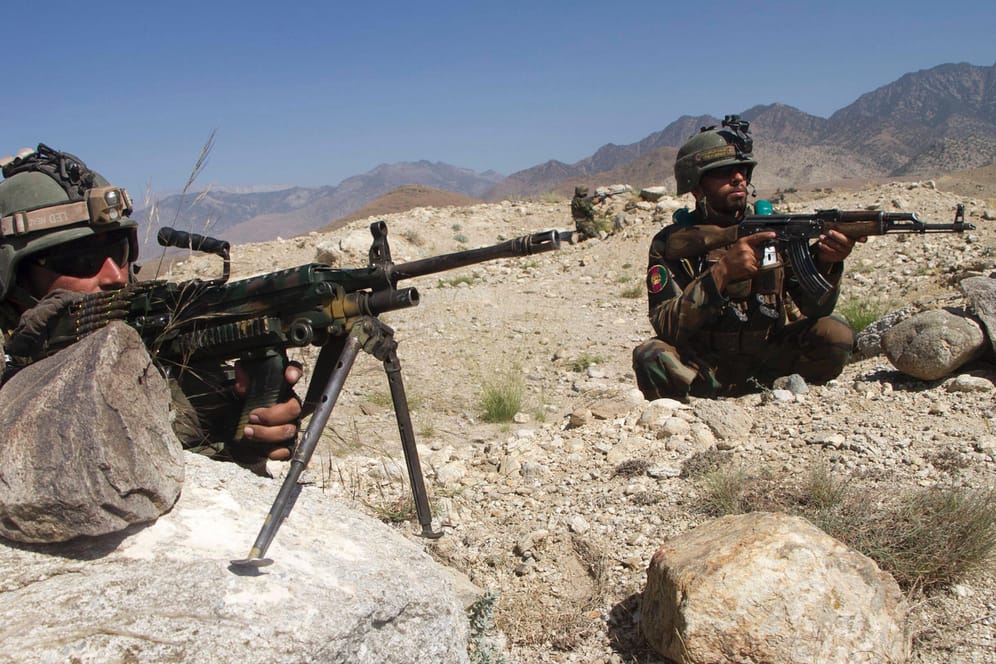 Afghanische Soldaten im Gefecht mit den Taliban: Seit Jahren greifen die Taliban Afghanistan an.
