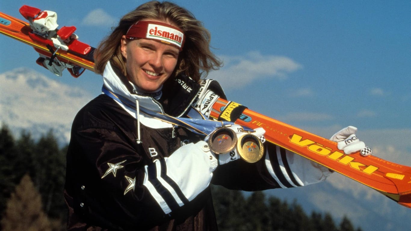 Lange in der Weltspitze: Hilde Gerg – hier 1998 mit Slalom-Gold und Kombinations-Bronze aus Olympia in Nagano – gehörte über Jahre zu den Besten ihres Sports.