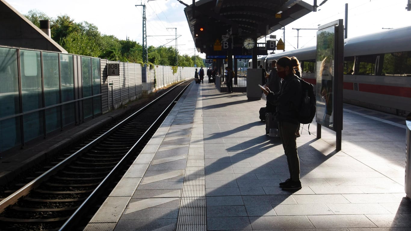 Reisende warten mit Mund-Nasen-Schutz am Erfurter Hauptbahnhof auf einen Zug: Die Deutsche Bahn kontrolliert verstärkt die Einhaltung der Maskenpflicht.
