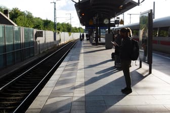Reisende warten mit Mund-Nasen-Schutz am Erfurter Hauptbahnhof auf einen Zug: Die Deutsche Bahn kontrolliert verstärkt die Einhaltung der Maskenpflicht.
