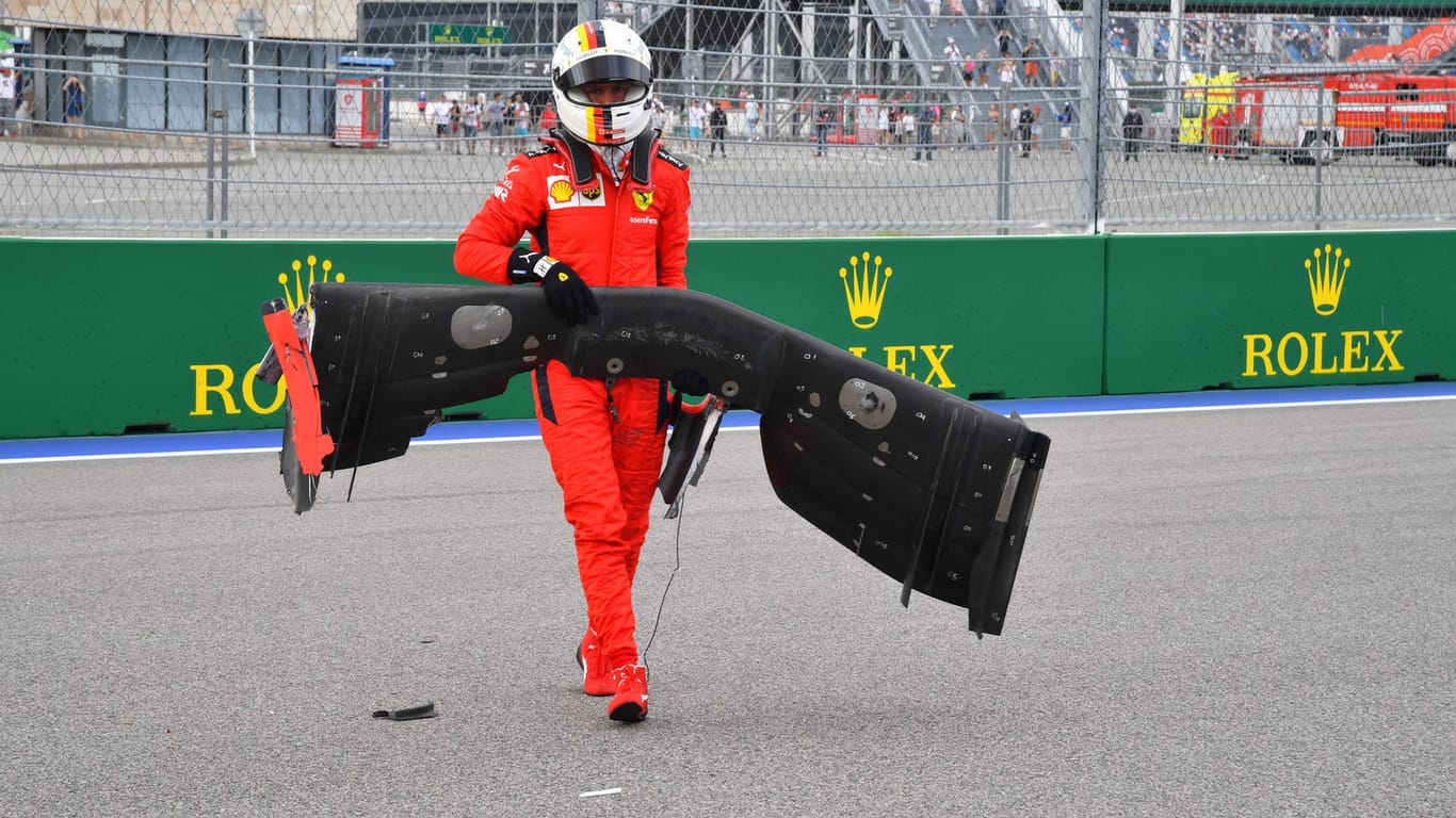 Sebastian Vettel trägt den Frontflügel seines Ferraris: Der ehemalige Weltmeister hatte diese Saison schon mehrmals Unfälle.