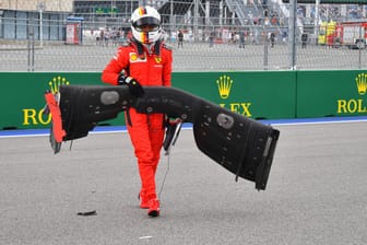 Sebastian Vettel trägt den Frontflügel seines Ferraris: Der ehemalige Weltmeister hatte diese Saison schon mehrmals Unfälle.