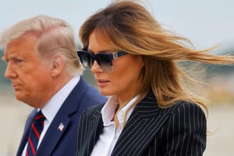 Melania und Donald Trump vor dem ersten TV-Duell am Flughafen in Cleveland: Die First Lady hat sich im Wahlkampf auffällig zurückgehalten.