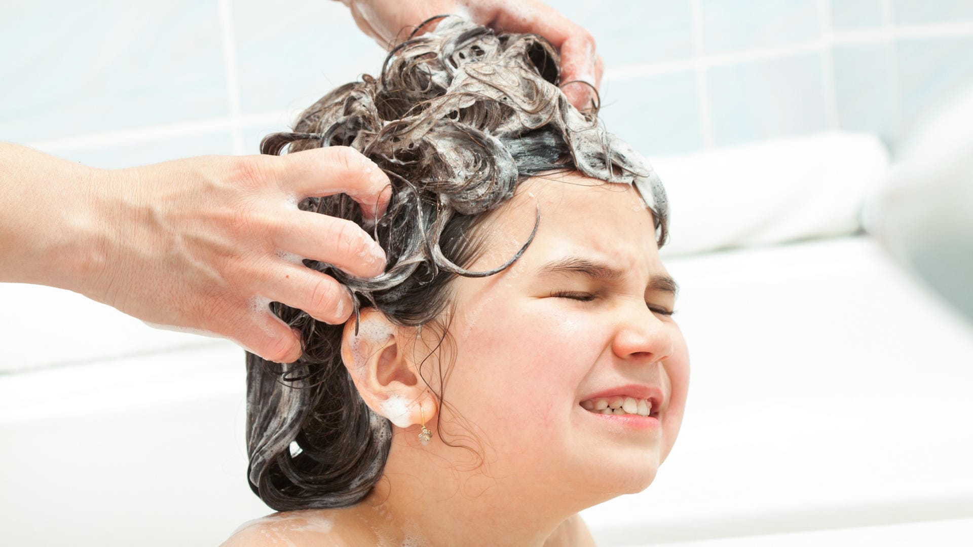 Haare waschen: Es ist unangenehm, wenn das Shampoo in den Augen brennt.