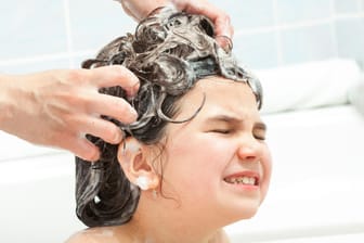 Haare waschen: Es ist unangenehm, wenn das Shampoo in den Augen brennt.