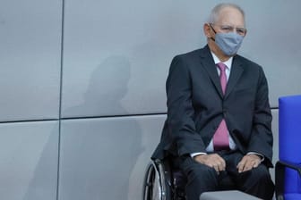 Bundestagspräsident Wolgang Schäuble: Geht es nach der AfD soll die Maskenpflicht noch vor Freitag kippen.