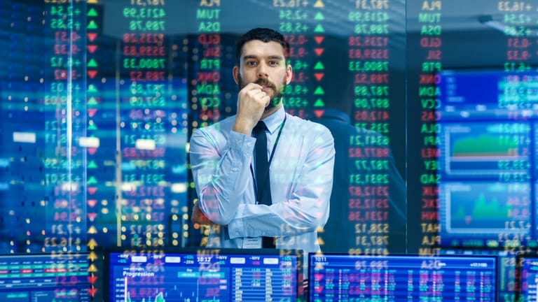 Börsenhändler vor Monitoren (Symbolbild): Der Besitzer von Inhaberschuldverschreibungen kann diese an der Börse handeln.