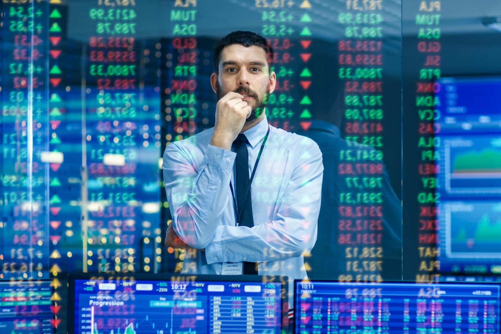 Börsenhändler vor Monitoren (Symbolbild): Der Besitzer von Inhaberschuldverschreibungen kann diese an der Börse handeln.