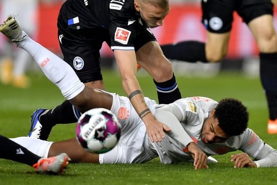 Bayern Münchens Serge Gnabry (unten) im Zweikampf mit dem Bielefelder Mike van der Hoorn.