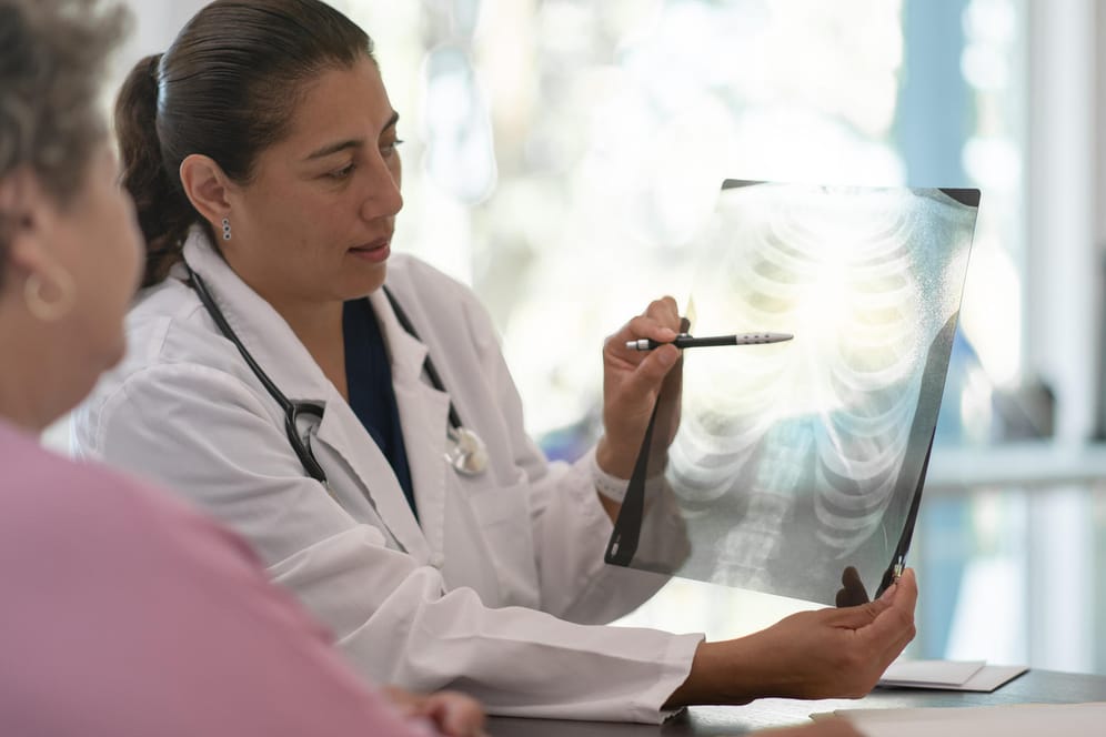 Ärztin erklärt Patientin das Röntgenbild: Osteoporose ist eine der zehn häufigsten Erkrankungen weltweit.